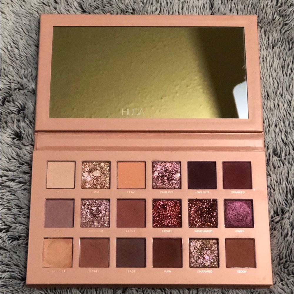 Huda Beauty Nude palette